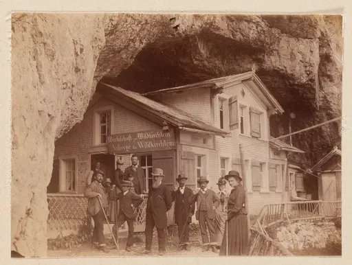 Reinhard und Ottilie W. Roederstein vor dem Lokal zum Wildkirchlein, Appenzeller Alpen