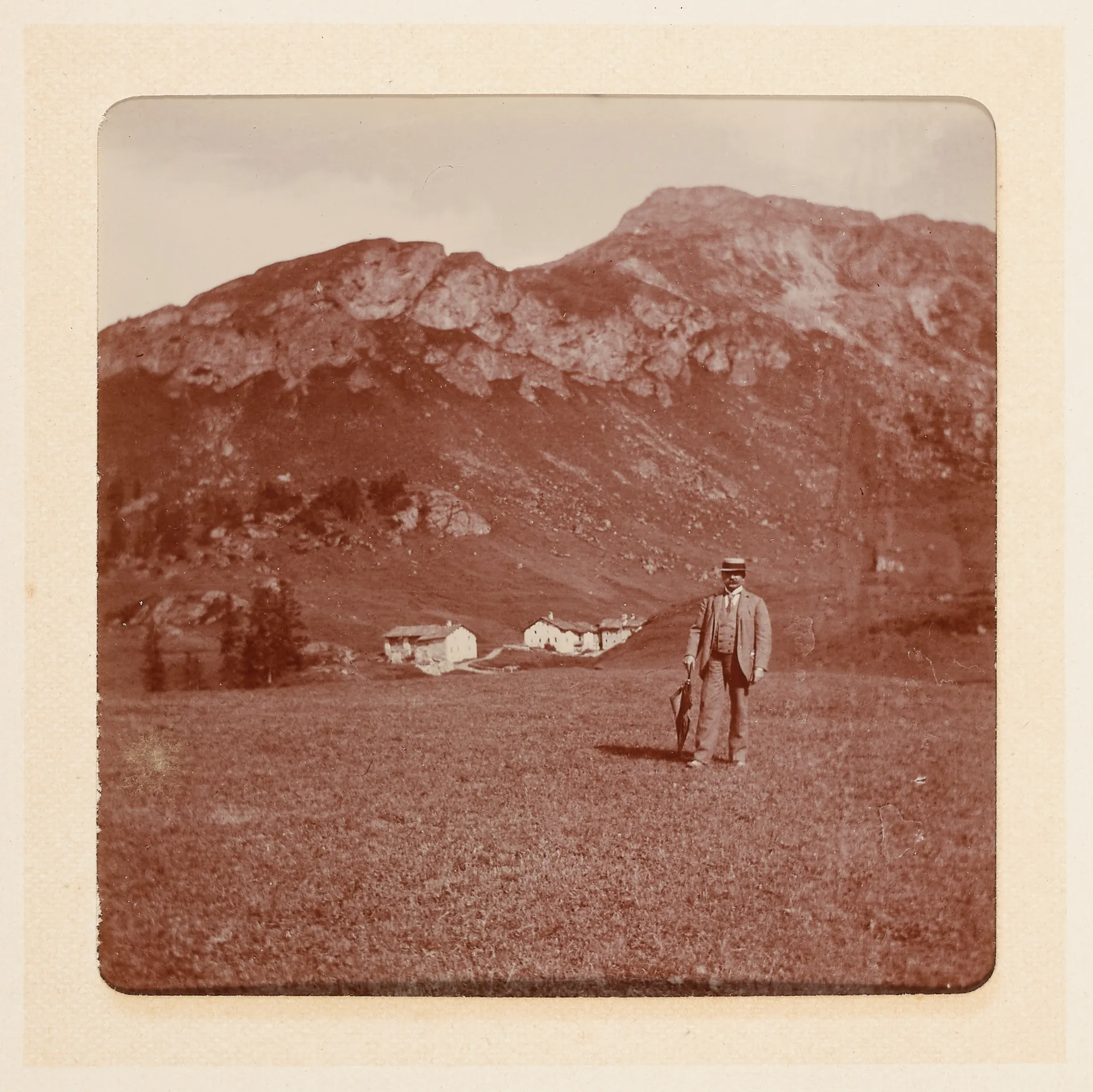 Mann vor einer Schweizer Berglandschaft