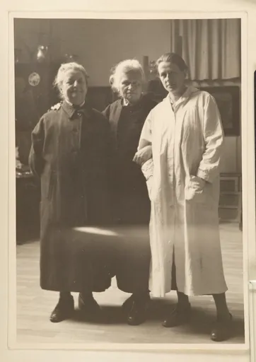 Elisabeth H. Winterhalter, Ottilie W. Roederstein und Joan Whitehead im Atelier, Hofheim am Taunus