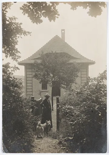 Ottilie W. Roederstein mit ihrem Hund vor ihrem Atelierhaus, Hofheim am Taunus