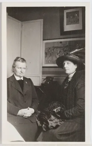 Ottilie W. Roederstein und Elizabeth Nourse in Roedersteins Pariser Atelier Boulevard du Montparnasse 108