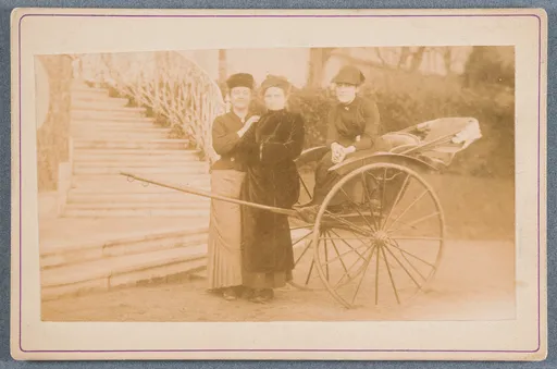 Jeanne Smith, Ottilie W. Roederstein und Madeleine Smith mit einer Rikscha in Nogent-sur-Marne