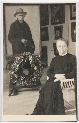 Elisabeth H. Winterhalter in der Gedenkstätte im Atelier von Ottilie W. Roederstein