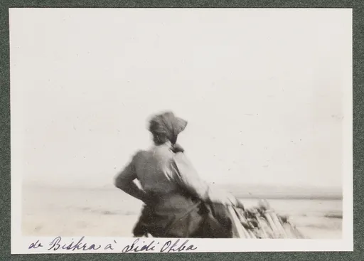 Elisabeth H. Winterhalter auf einem Dromedar in der Wüste zwischen Biskra und Sidi Okba