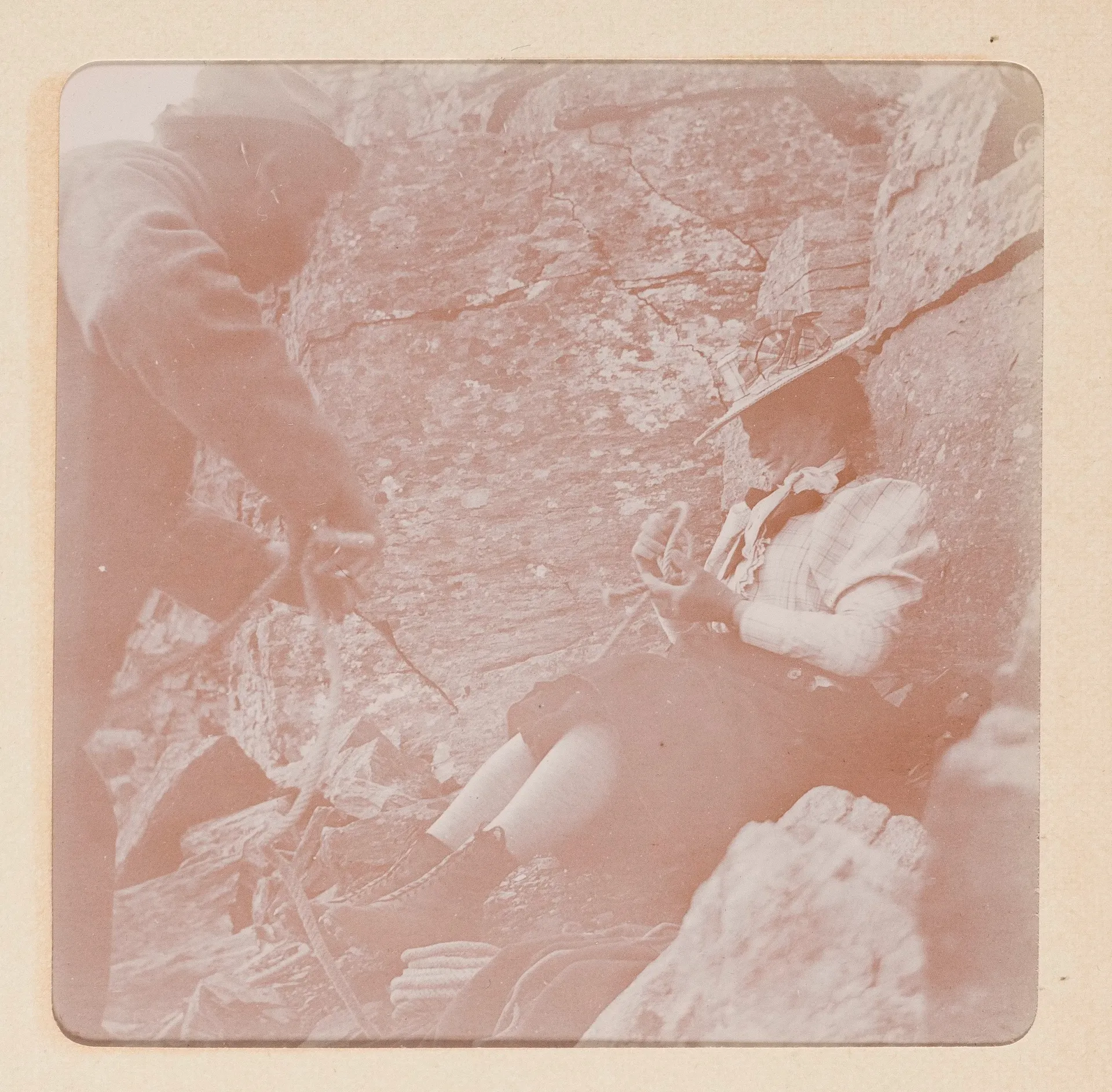 Elisabeth H. Winterhalter mit einem Bergführer auf dem Berg im Oberengadin