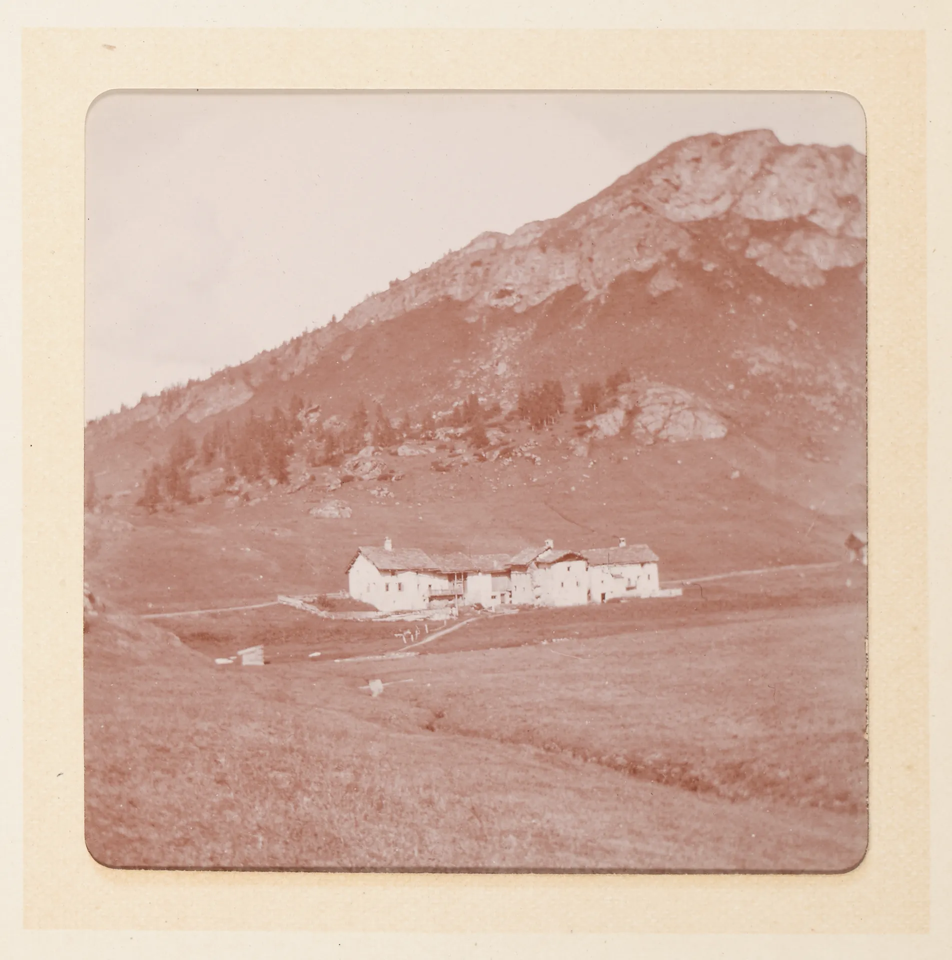 Schweizer Berglandschaft mit Häusergruppe