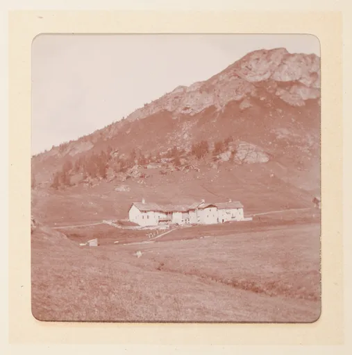 Schweizer Berglandschaft mit Häusergruppe