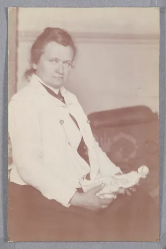 Ottilie W. Roederstein mit einer Skulptur in den Händen