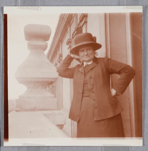 Ottilie W. Roederstein auf einem Balkon
