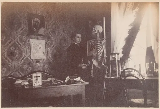 Clara Willdenow mit Skelett