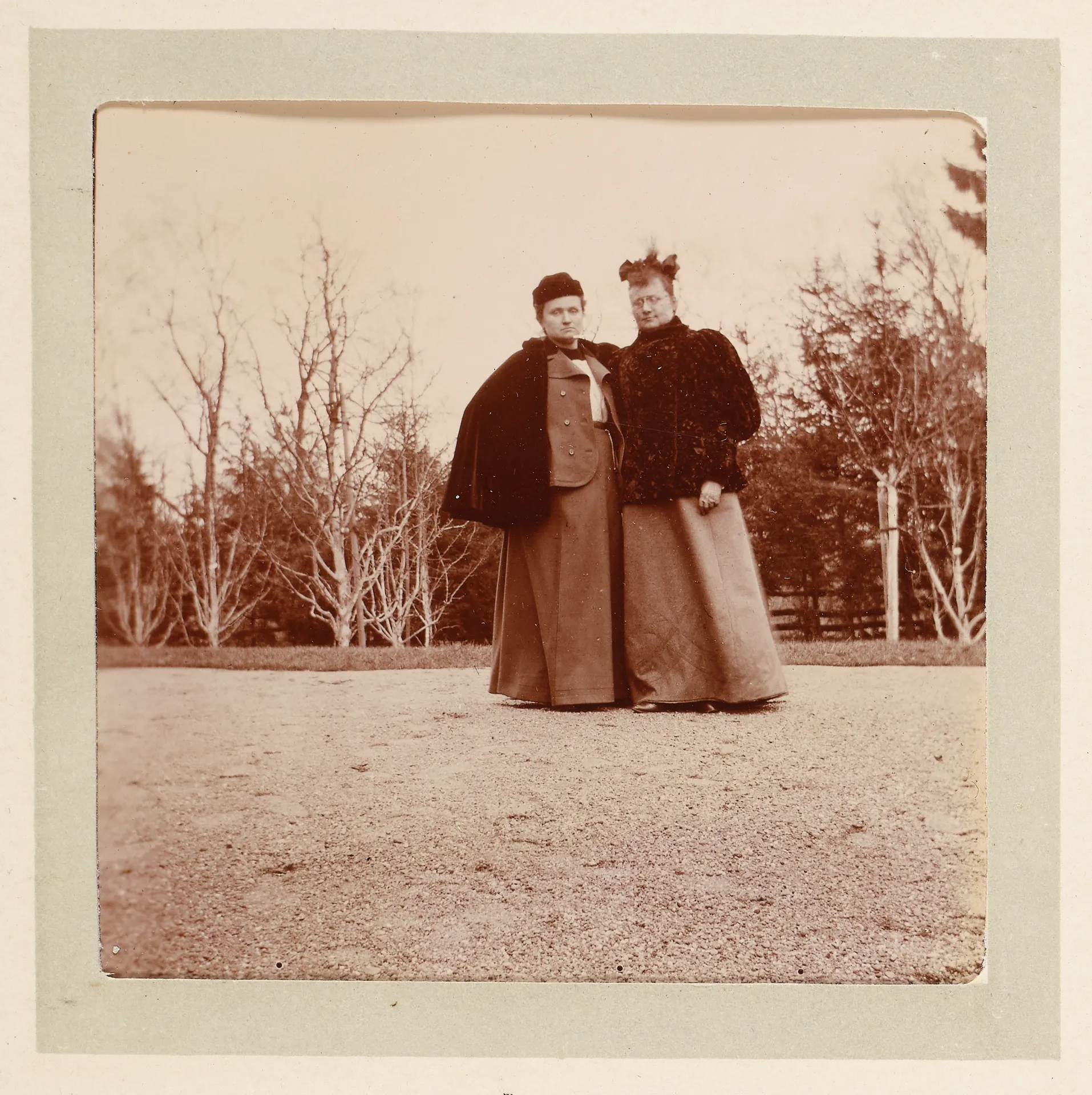 Ottilie W. Roederstein mit ihrer Schwester Johanna