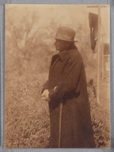 Ottilie W. Roederstein mit Hut und Stock im Garten