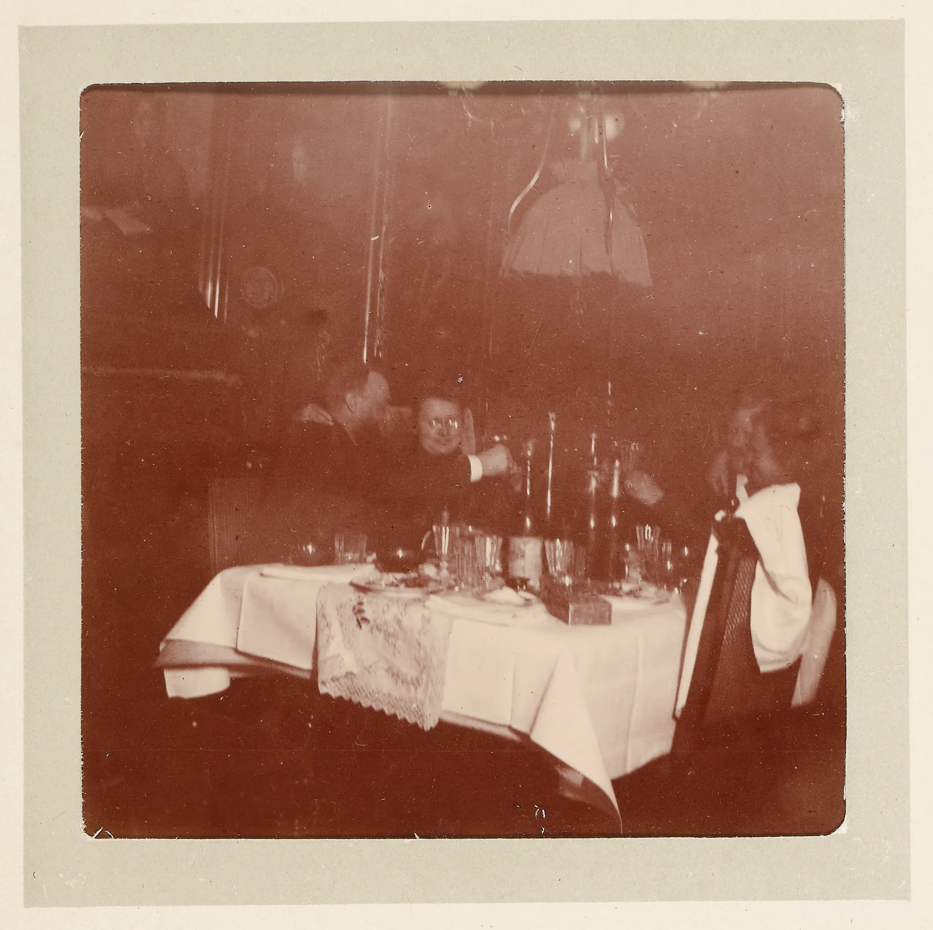 Johanna und Ernst Voos an einem Tisch