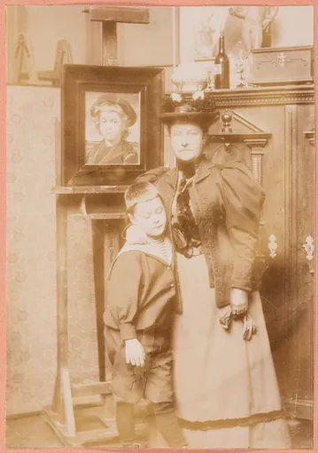 Helene von Bethmann mit ihrem Sohn Albrecht von Bethmann vor dessen Porträt