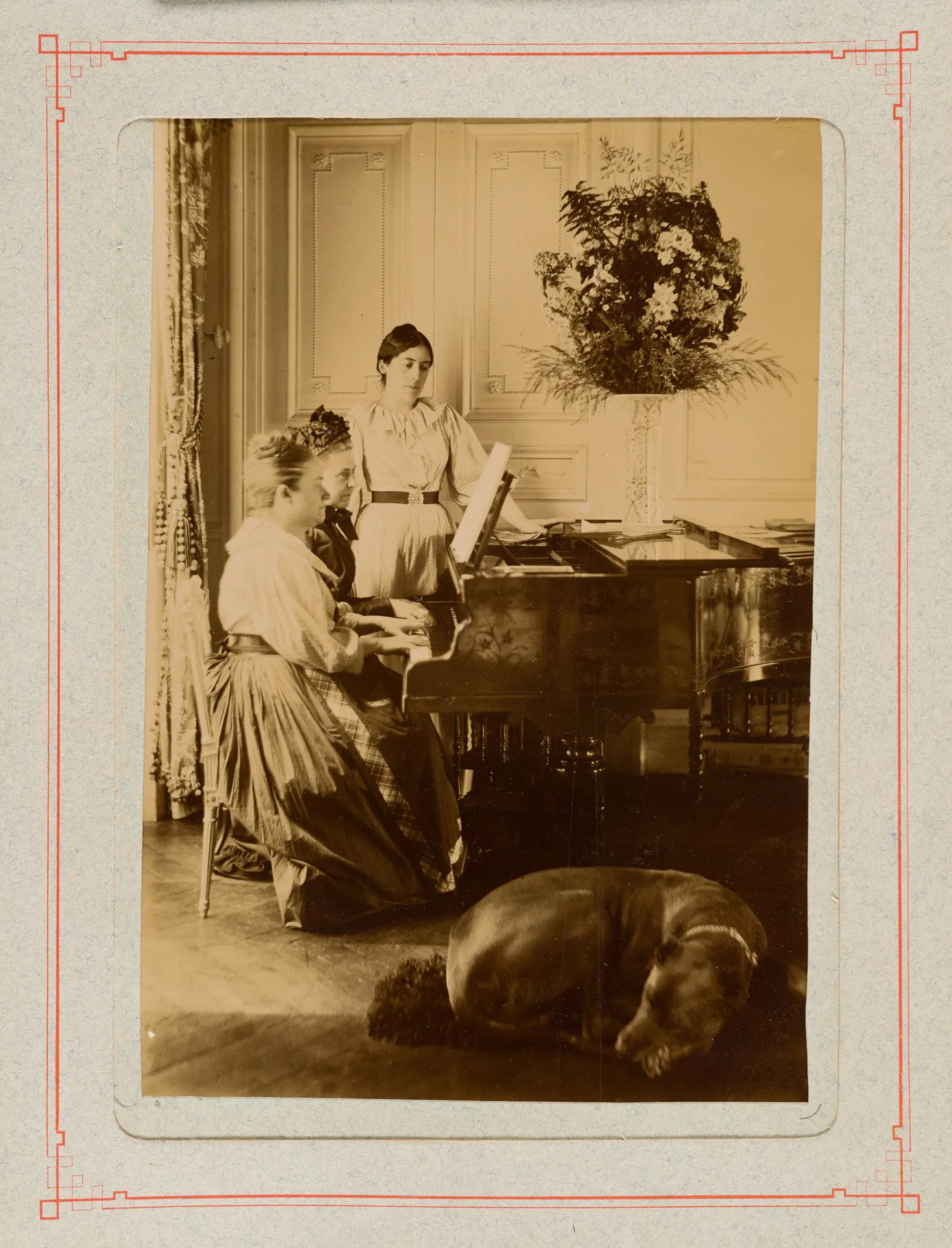 Jeanne und Madeleine Smith am Klavier mit deren Mutter, Nogent-sur-Marne