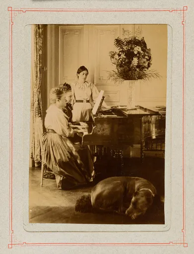 Jeanne und Madeleine Smith am Klavier mit deren Mutter, Nogent-sur-Marne