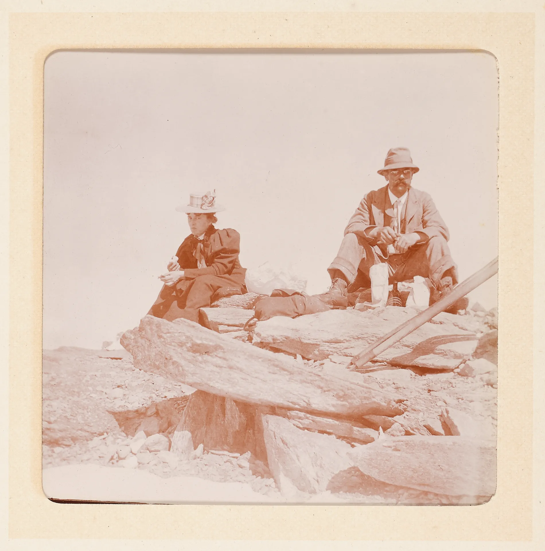 Elisabeth H. Winterhalter mit einem Mann auf dem Berg im Oberengadin