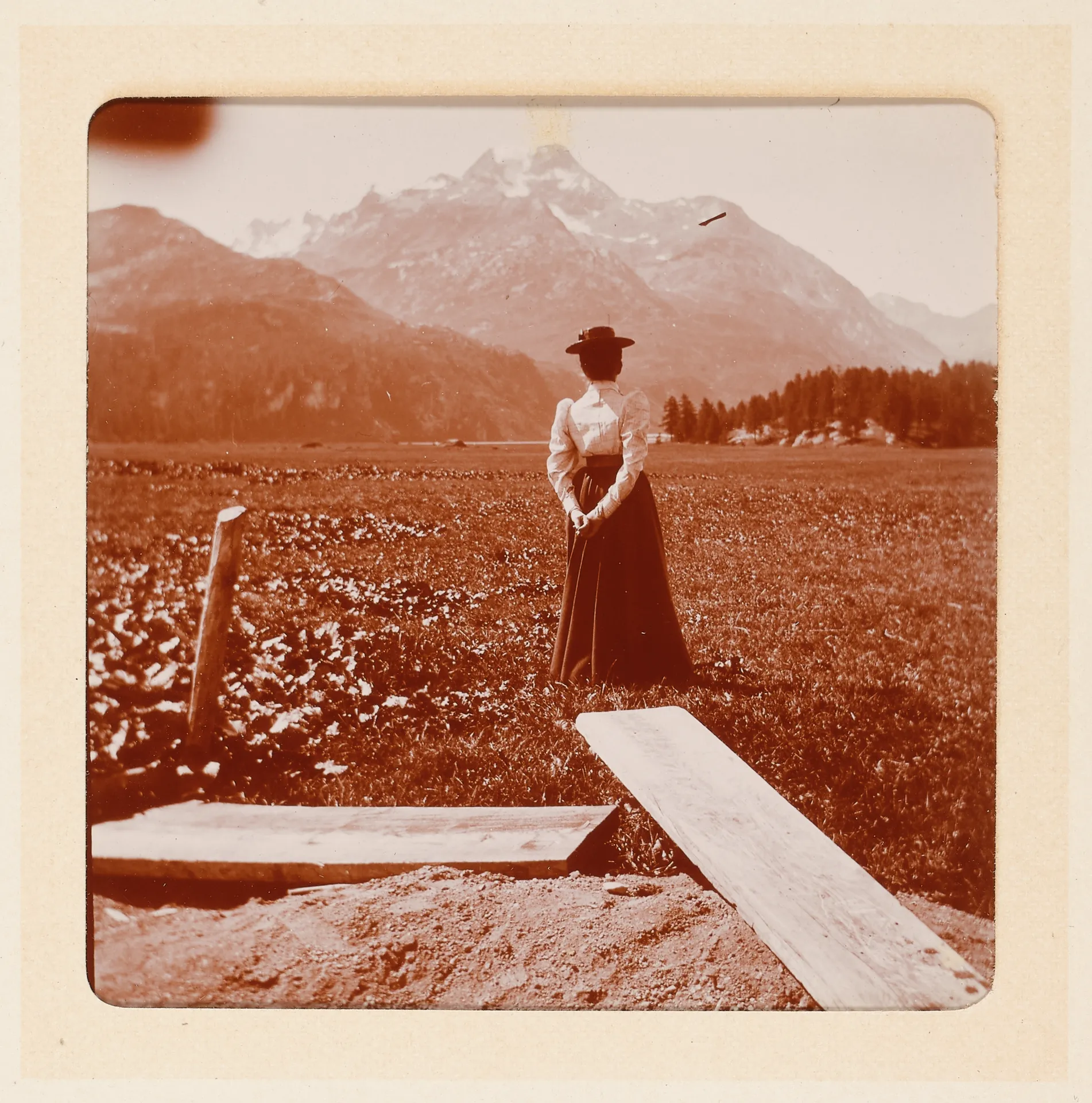 Elisabeth H. Winterhalter vor einer Berglandschaft