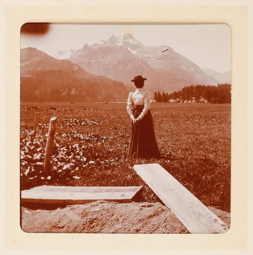 Elisabeth H. Winterhalter vor einer Berglandschaft