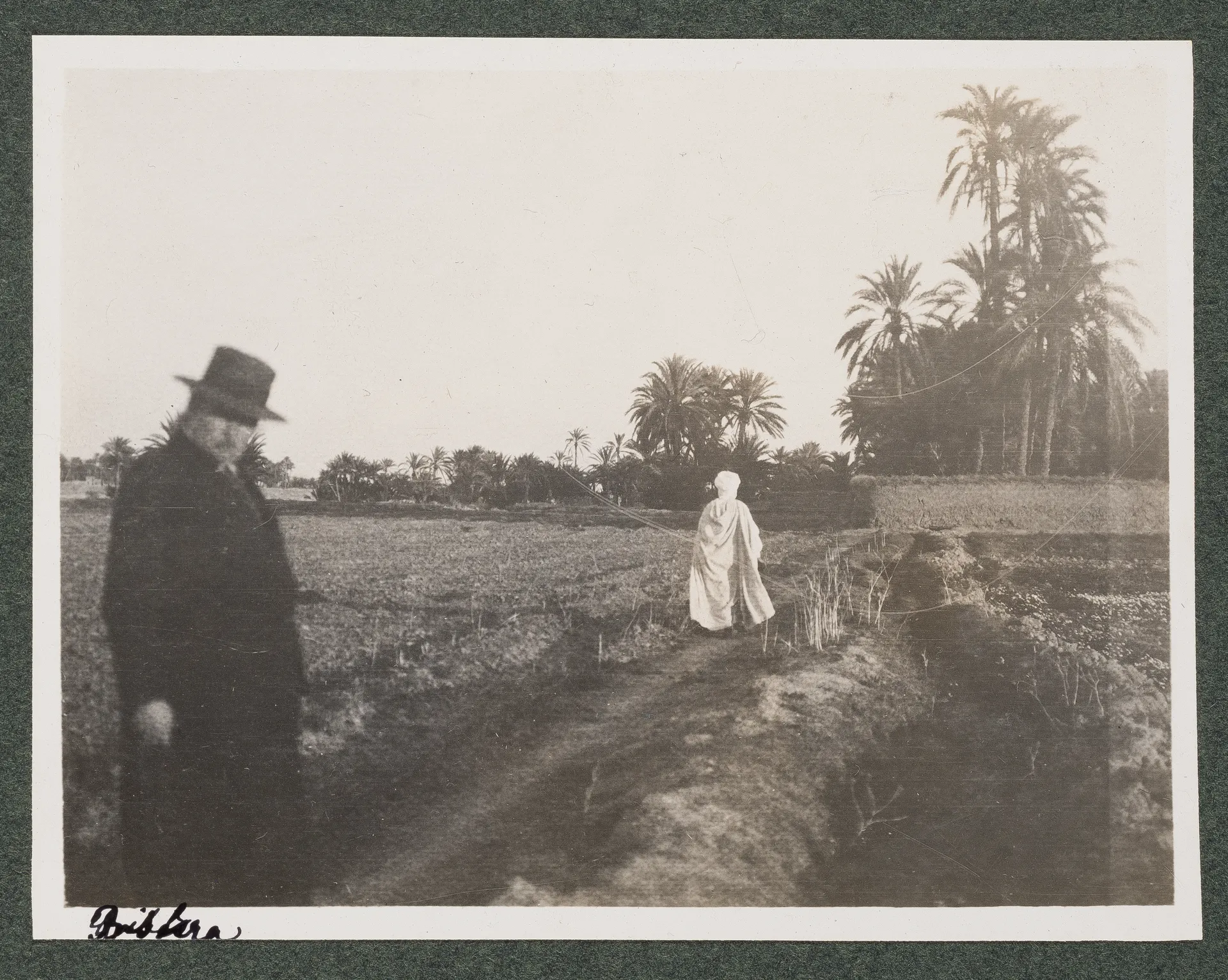Ottilie W. Roederstein mit Reiseführer in Biskra