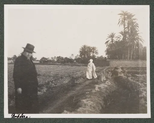 Ottilie W. Roederstein mit Reiseführer in Biskra