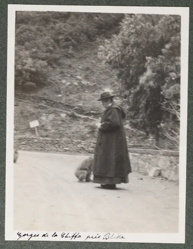 Ottilie W. Roederstein beim Affenfüttern in den Gorges de la Chiffa