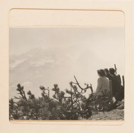 Drei Frauen, auf den Berg blickend