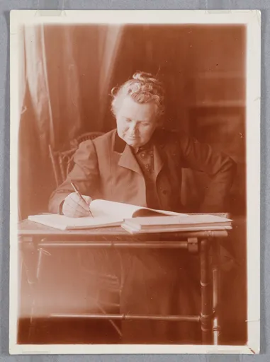 Ottilie W. Roederstein am Schreibtisch