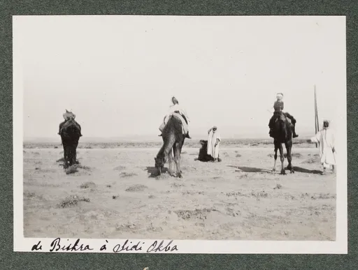 Elisabeth H. Winterhalter und Ottilie W. Roederstein auf Dromedare mit drei Reiseführern in der Wüste zwischen Biskra und Sidi Okba