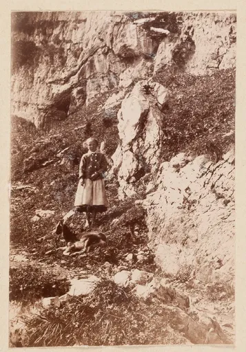 Mädchen mit Ziege in Schweizer Berglandschaft