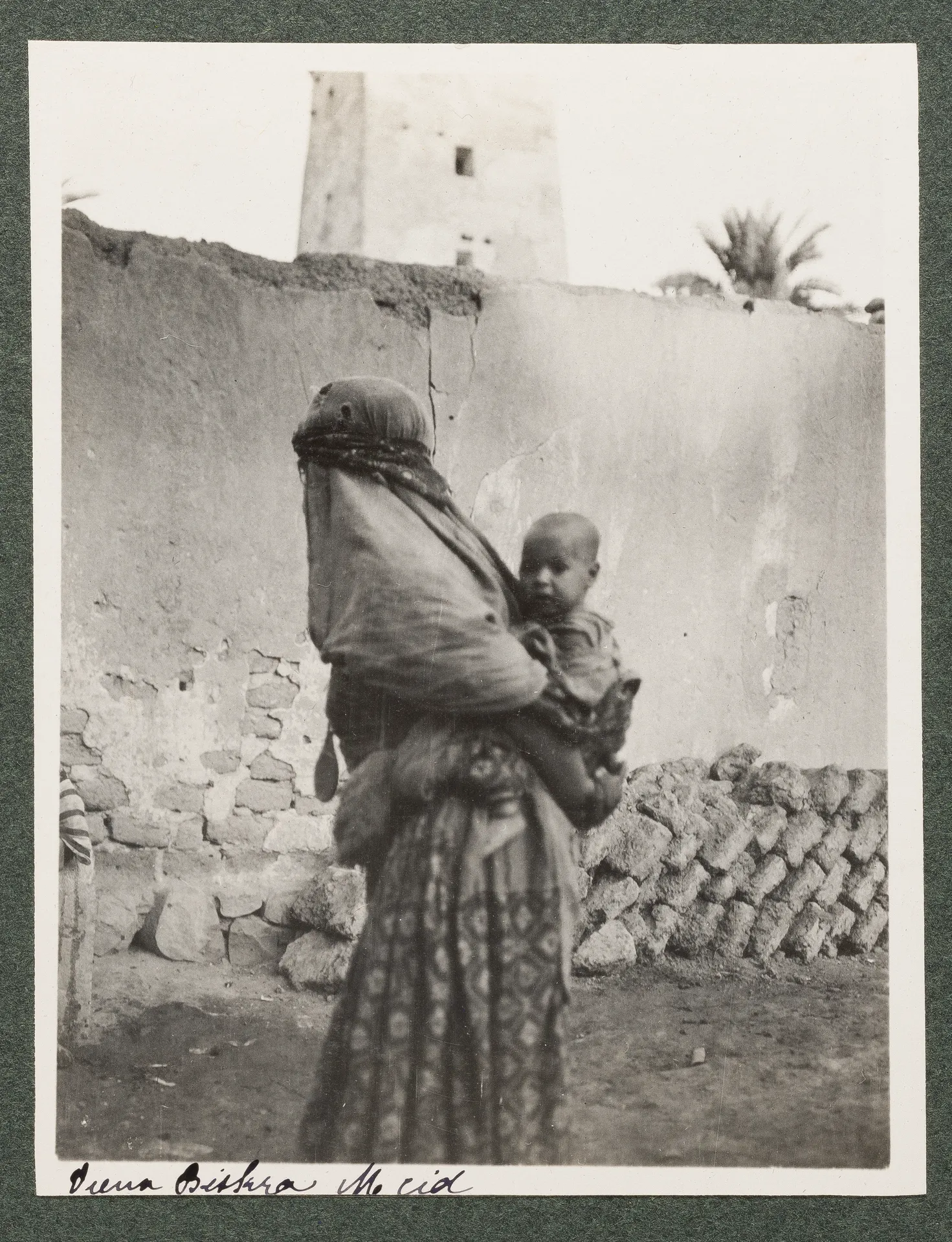 Frau mit Kind in M'Cid, Biskra