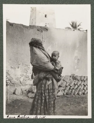 Frau mit Kind in M'Cid, Biskra