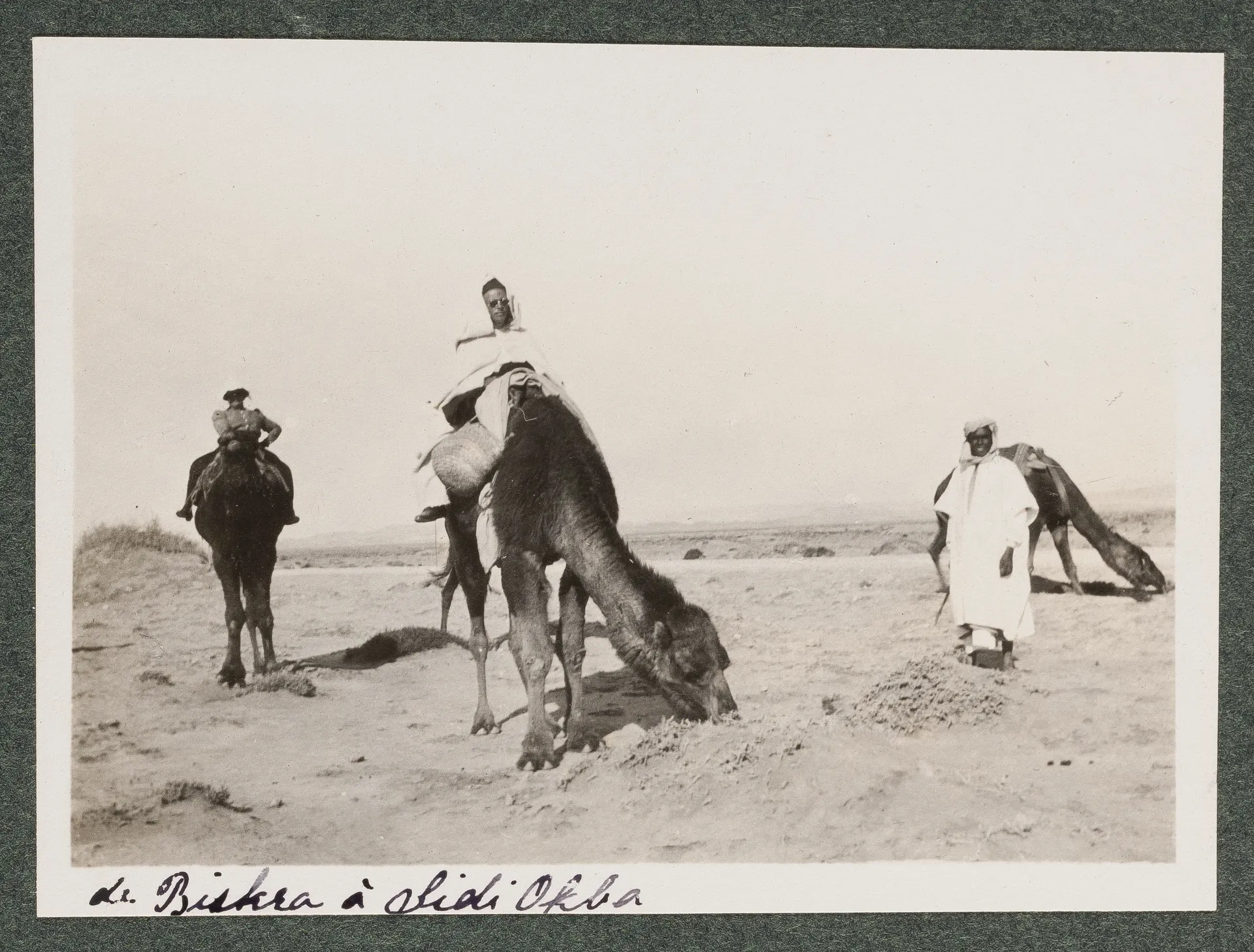 Elisabeth H. Winterhalter und zwei Reiseführer mit Dromedaren in der Wüste zwischen Biskra und Sidi Okba