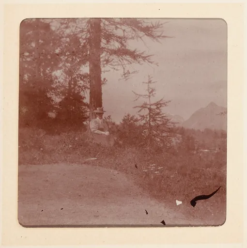 Elisabeth H. Winterhalter bei einem Baum sitzend