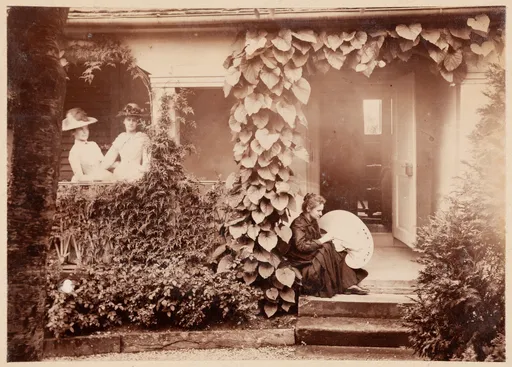 Ottilie W. Roederstein mit Palette auf der Veranda des Atelierhauses Schneggli, Zürich