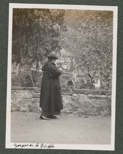 Ottilie W. Roederstein beim Affenfüttern in den Gorges de la Chiffa
