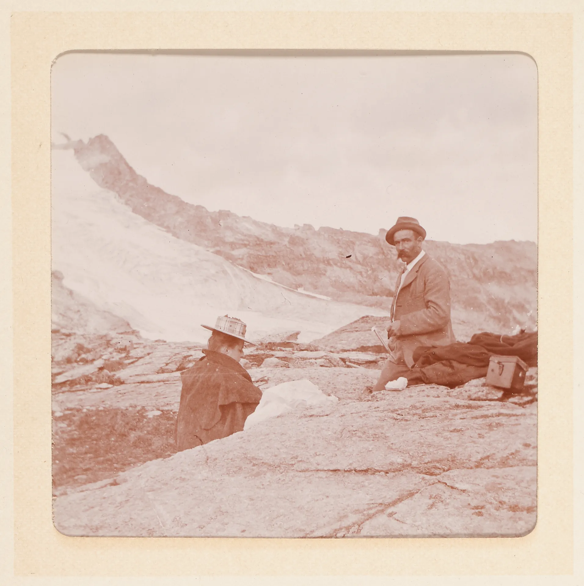 Elisabeth H. Winterhalter mit einem Mann auf dem Berg im Oberengadin