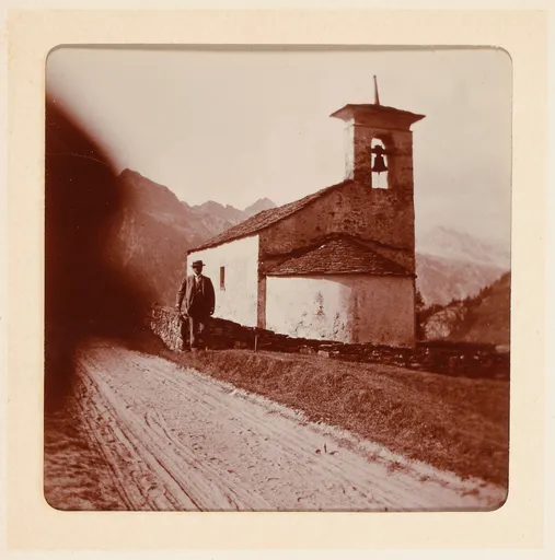 Mann vor einer Kapelle