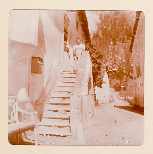 Zwei Frauen auf der Treppe der Post in Sils Maria