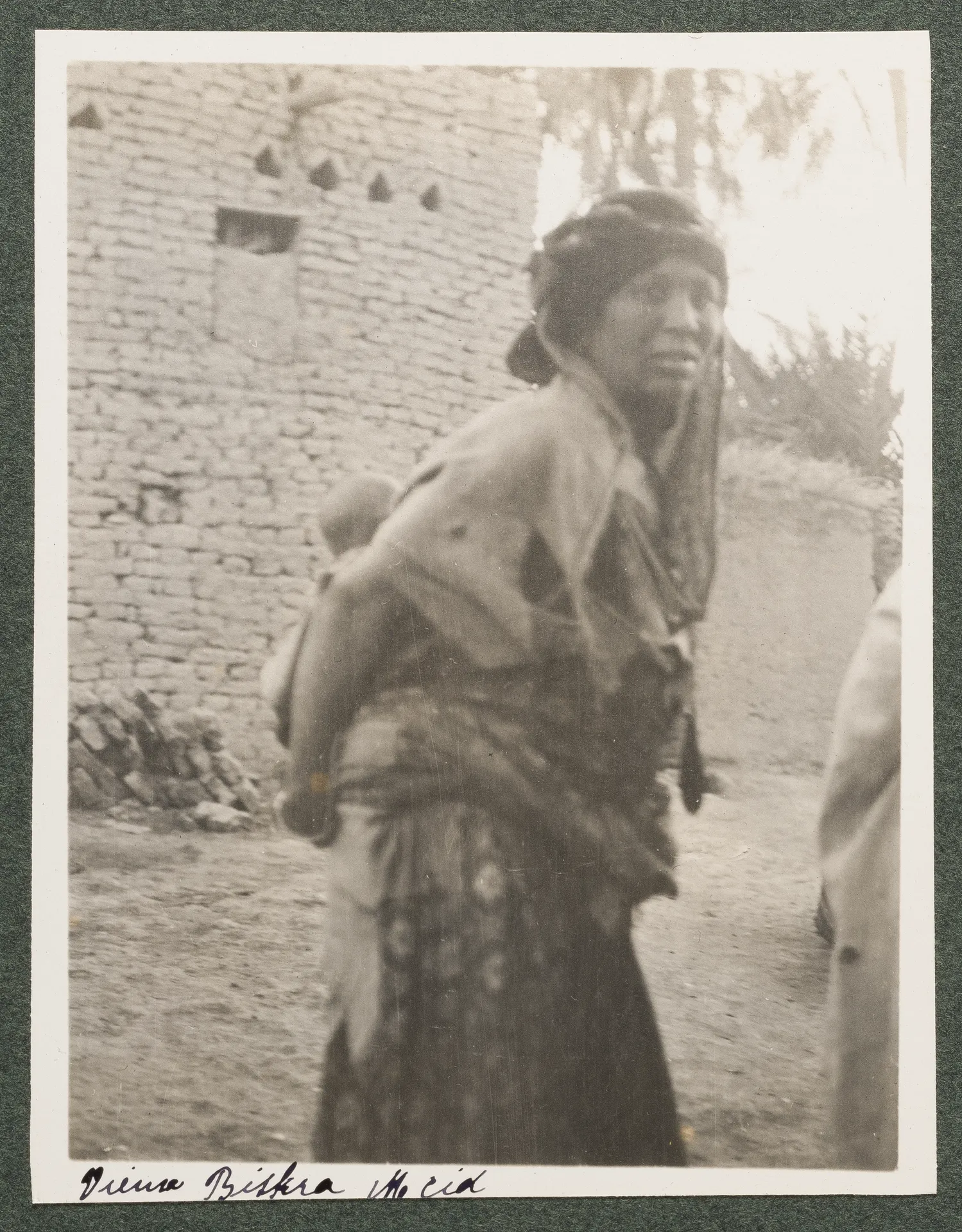 Frau mit Kind in M'Cid, Biskra