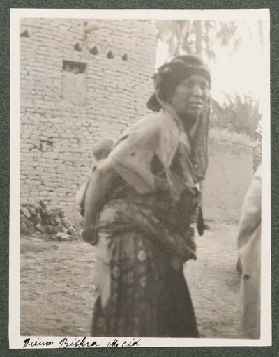 Frau mit Kind in M'Cid, Biskra