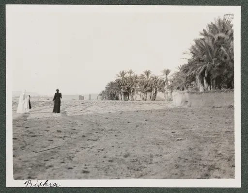 Elisabeth H. Winterhalter mit Reiseführer in Biskra