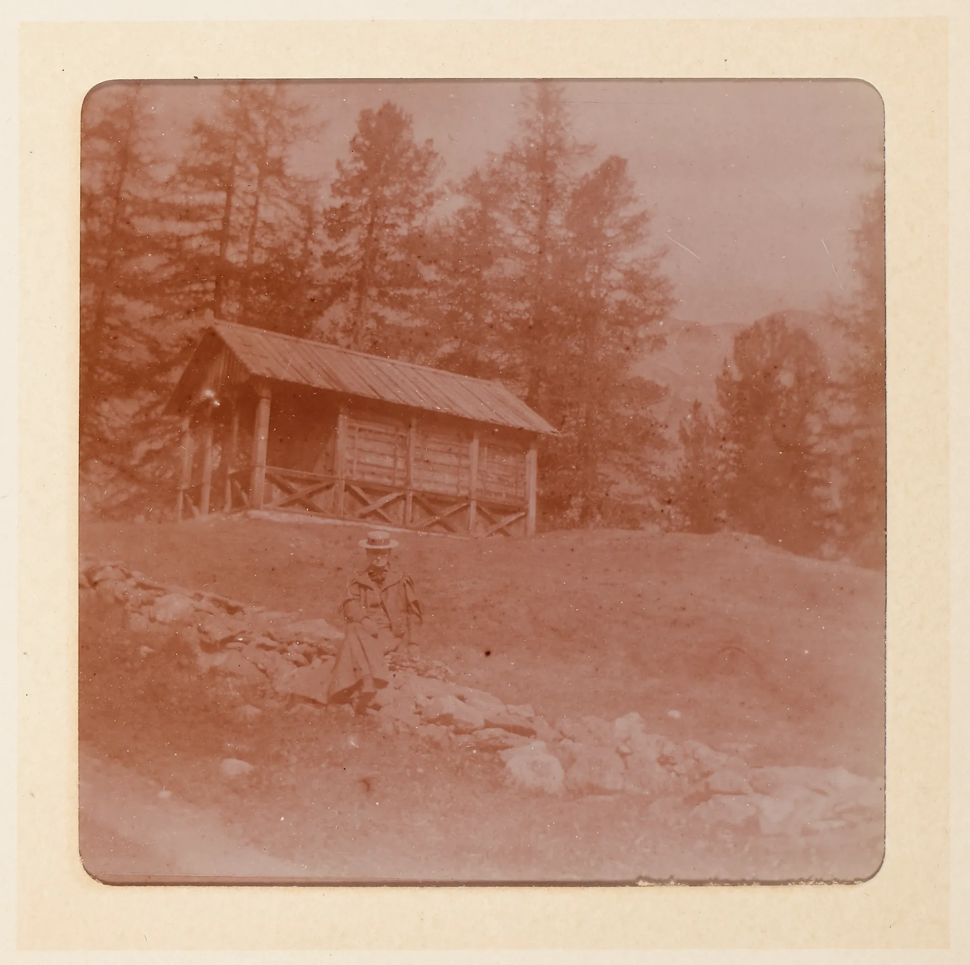 Ottilie W. Roederstein vor einer Hütte in der Schweiz