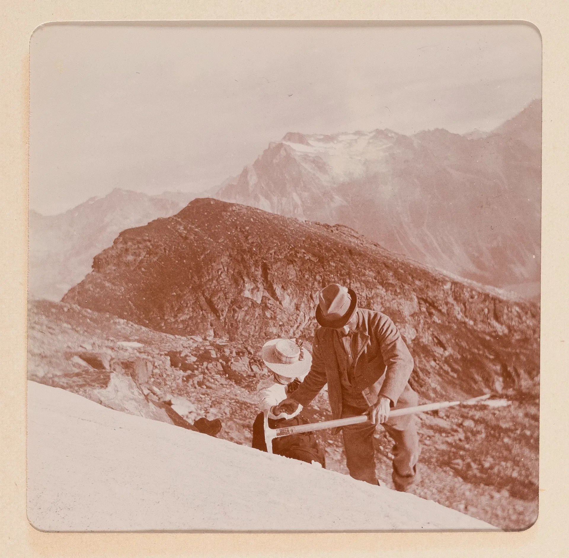 Elisabeth H. Winterhalter mit einem Bergführer auf dem Berg im Oberengadin