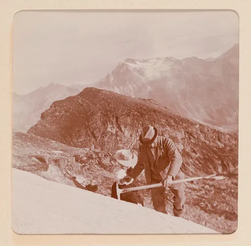 Elisabeth H. Winterhalter mit einem Bergführer auf dem Berg im Oberengadin
