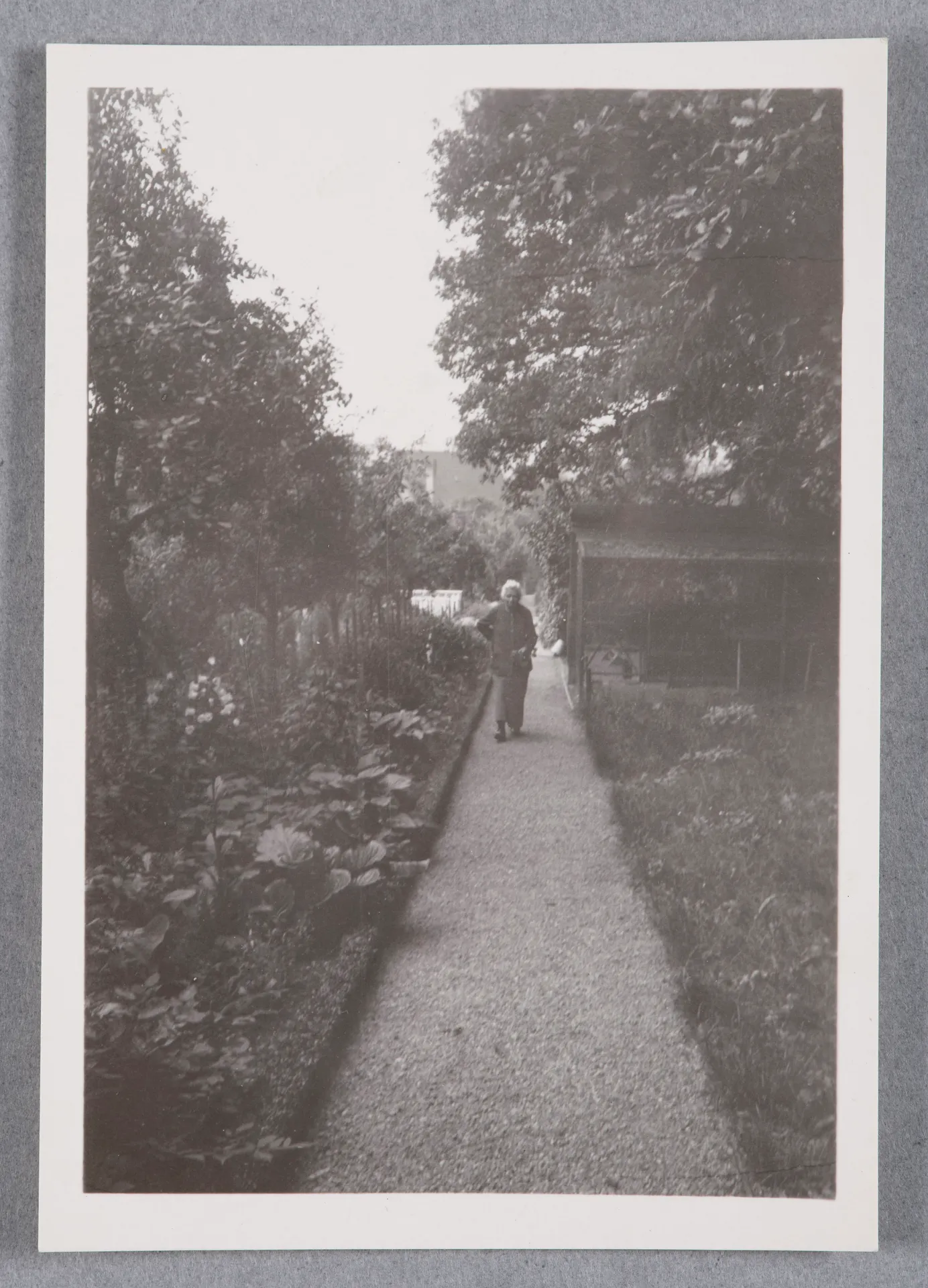 Ottilie W. Roederstein im Garten, Hofheim am Taunus