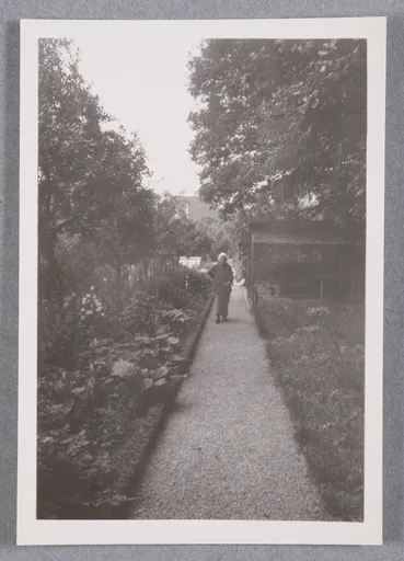 Ottilie W. Roederstein im Garten, Hofheim am Taunus