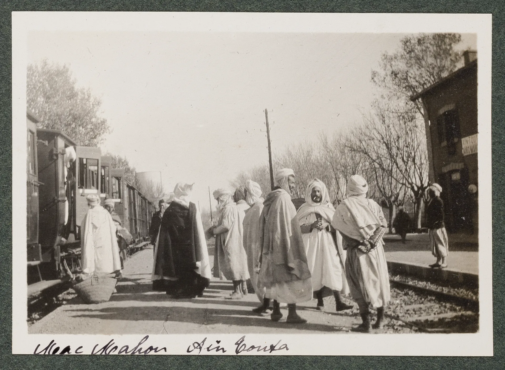 Menschen am Bahnhof von Aïn Touta