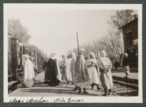Menschen am Bahnhof von Aïn Touta