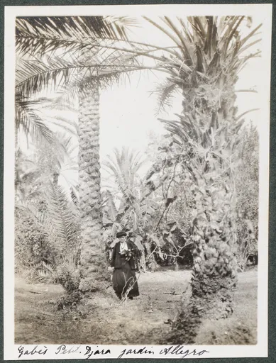 Jeanne Smith im Garten des Generals Allegro in Gabès